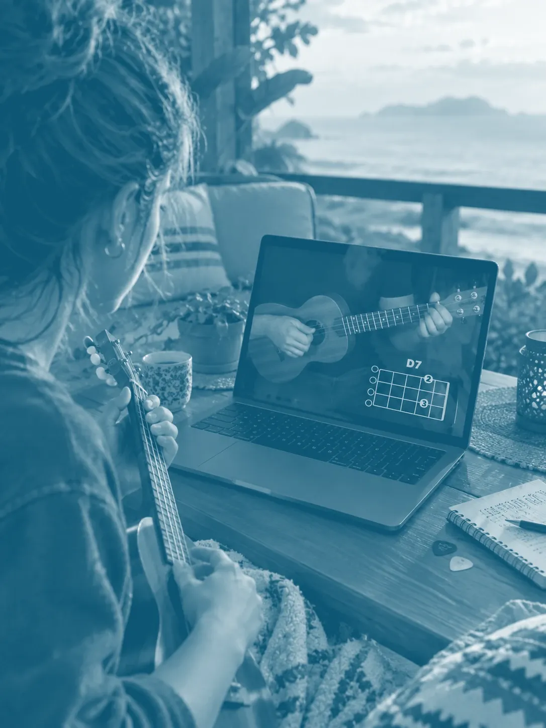 Aluna estudando ukulele pelo laptop