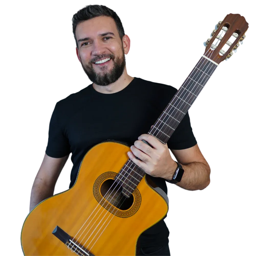 Renato Faleiro segurando um violão